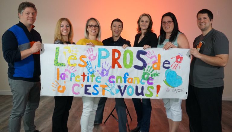 L'équipe Amisgest avec la banderole « Les pros de la petite enfance, c'est vous! »