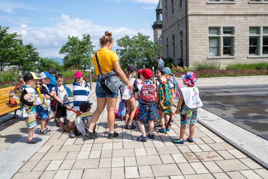 Éducatrice en sortie avec un groupe d'enfants