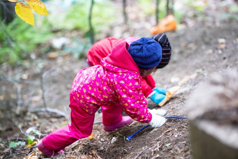 Enfant qui creuse la terre en forêt